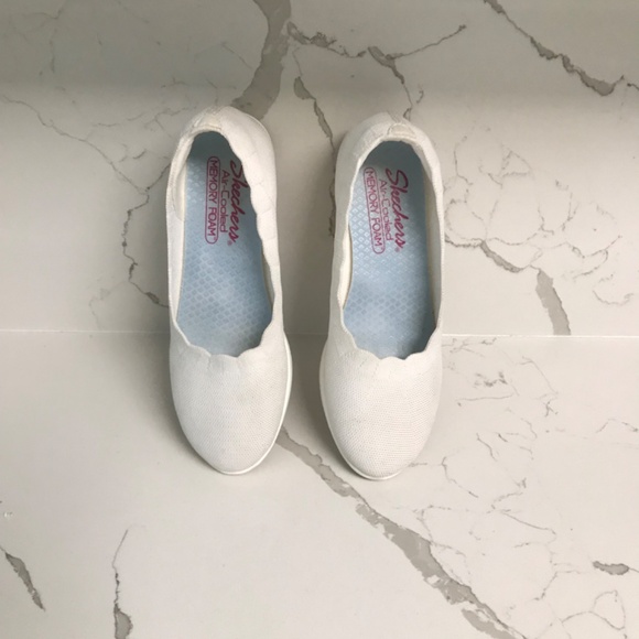 Skechers Stretch Fit White Slip on Flats US 6 / Euro 36 - Picture 2 of 7